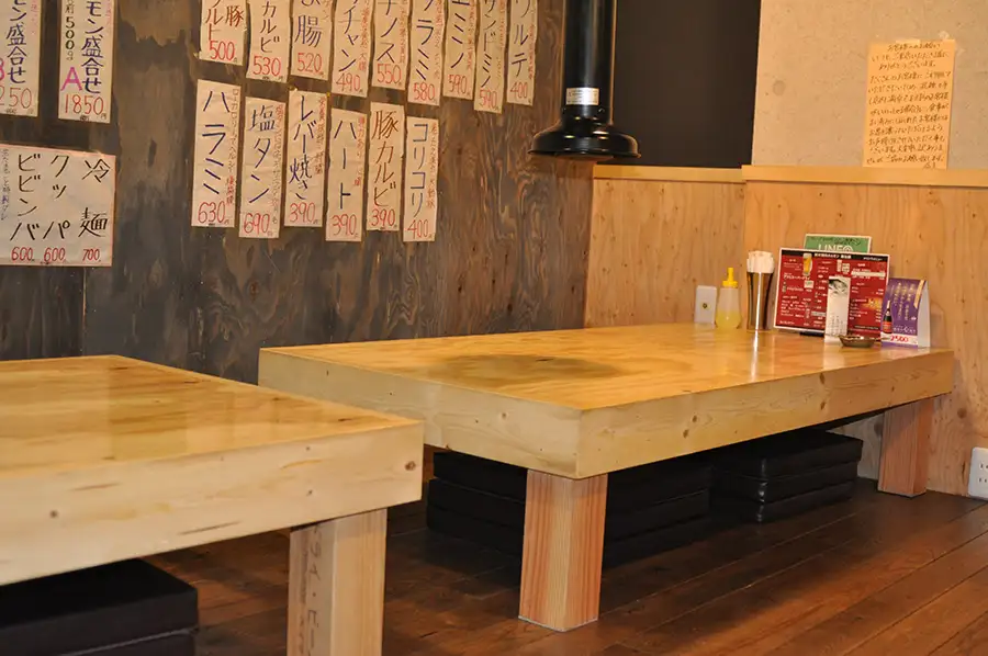 Dedicated to Tableware & Interior - A space filled with nostalgic Showa-retro vibes